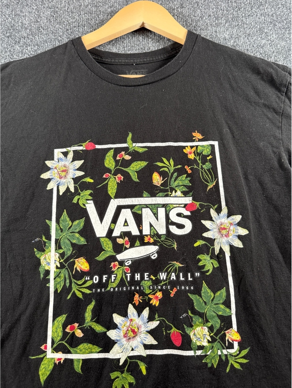 Vans Off The Wall Mens M Black Floral Skate Shoes Graphic T-Shirt Classic Fit
